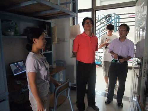 学院领导慰问学生