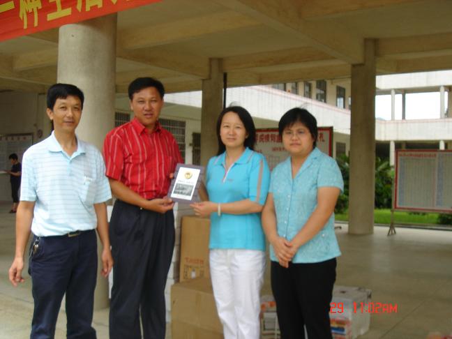学院为周开泉中学捐赠文具等物资