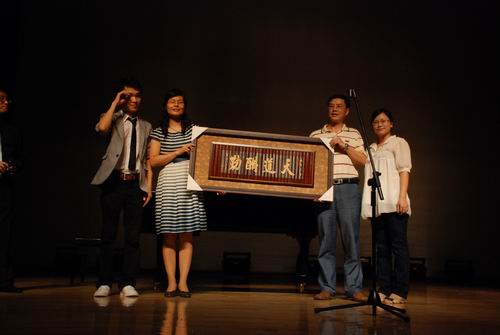 毕业生为学院赠送字画