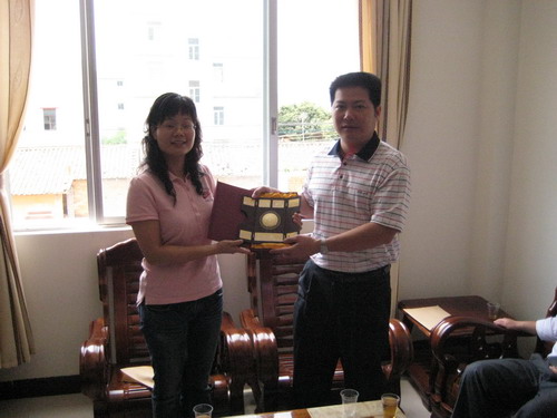 向镇长赠送纪念礼品