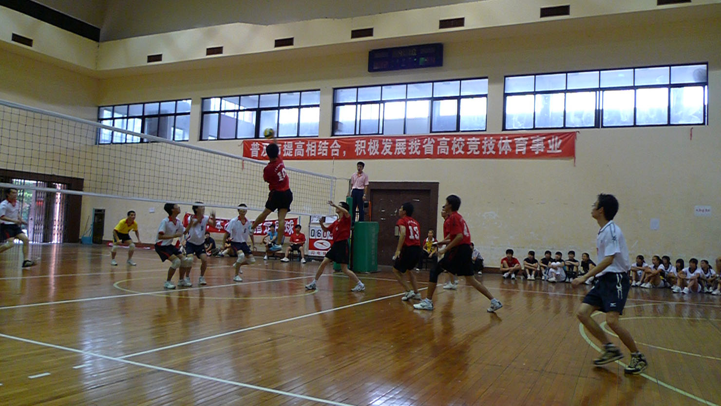 广外队员场上积极防守