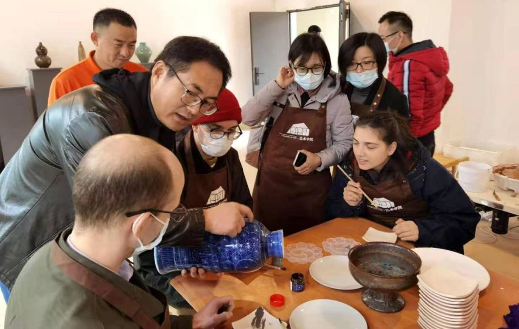 广外外教在该校省中华优秀传统文化传承基地体验陶艺活动.jpg
