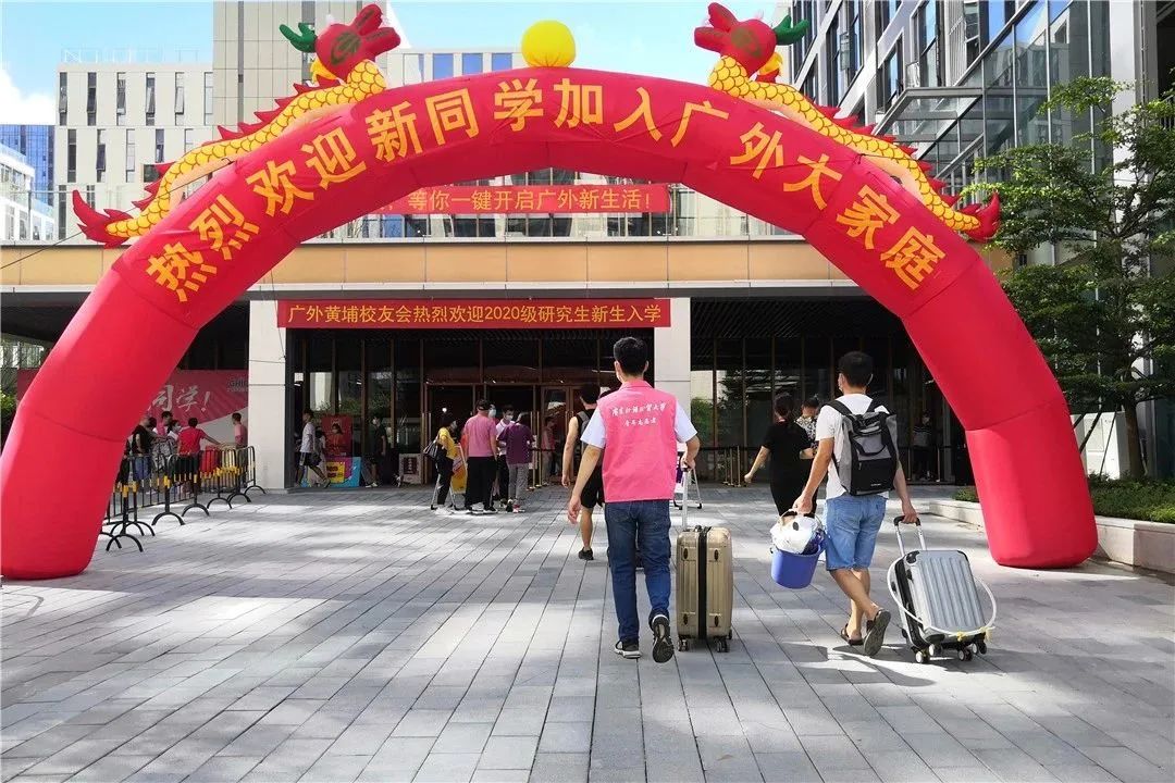 知识城校区迎来首批学生.jpg
