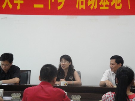 管理学院党委副书记朱珍葶发言