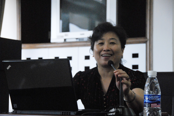 肖红为学生讲述如何写好论文