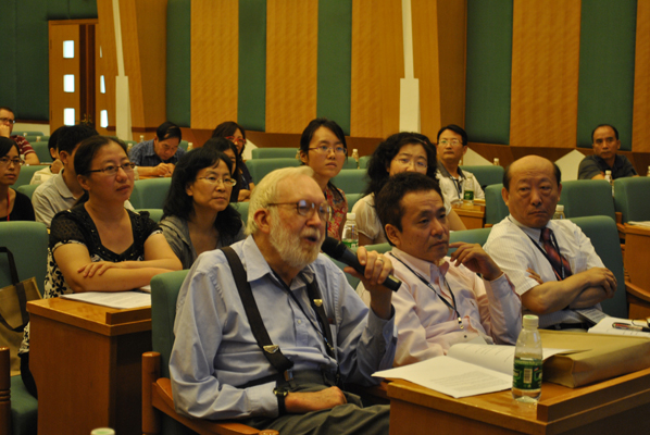 米勒教授向演讲者提问