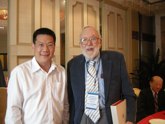 仲伟合校长会见研讨会主旨发言人和外籍专家