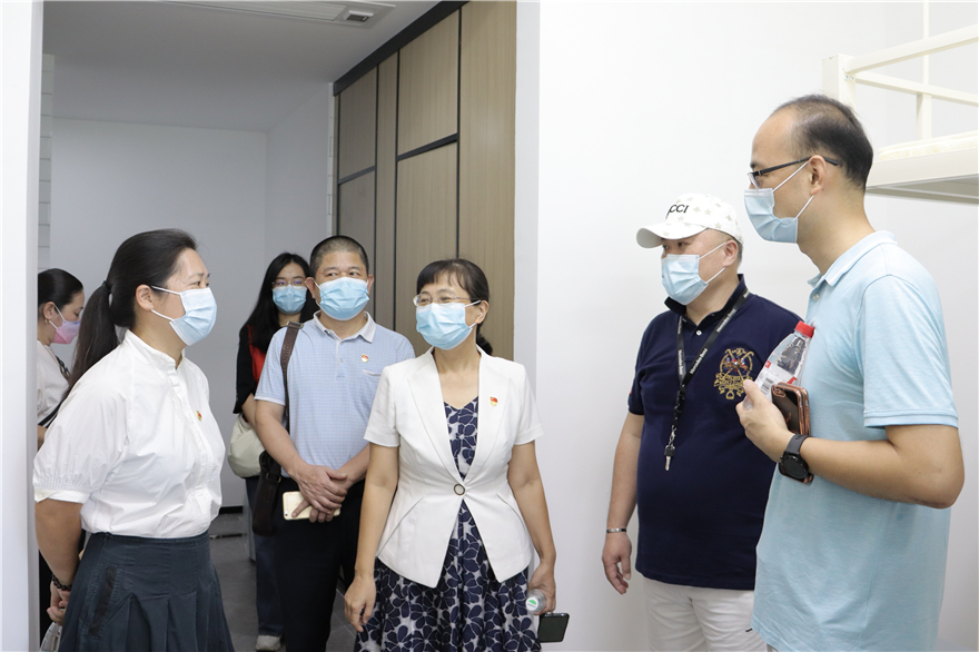 王廷惠副校长视察新生宿舍1.jpg