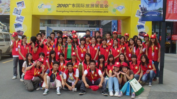 志愿者会馆前留影