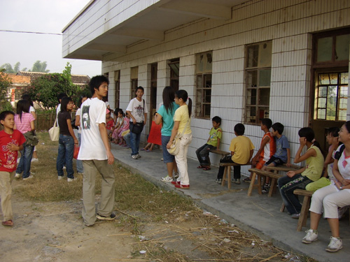 草地=他们的操场=他们的舞台=他们的天地