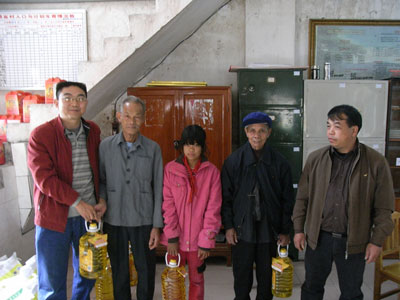 慰问老红军和贫困学生