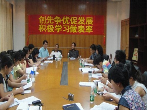 袁长青布置创先争优工作