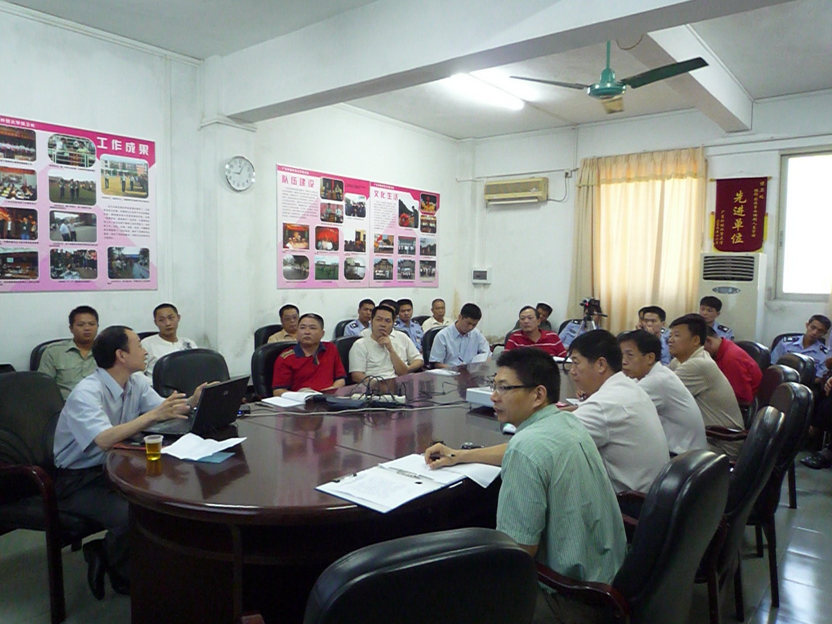 保卫处干部职工认真听取讲解