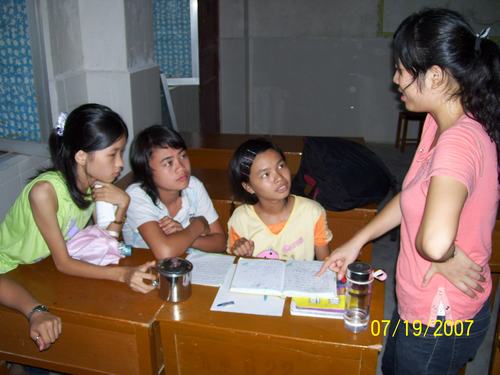 家愉(黄衣服)在虚心请教老师