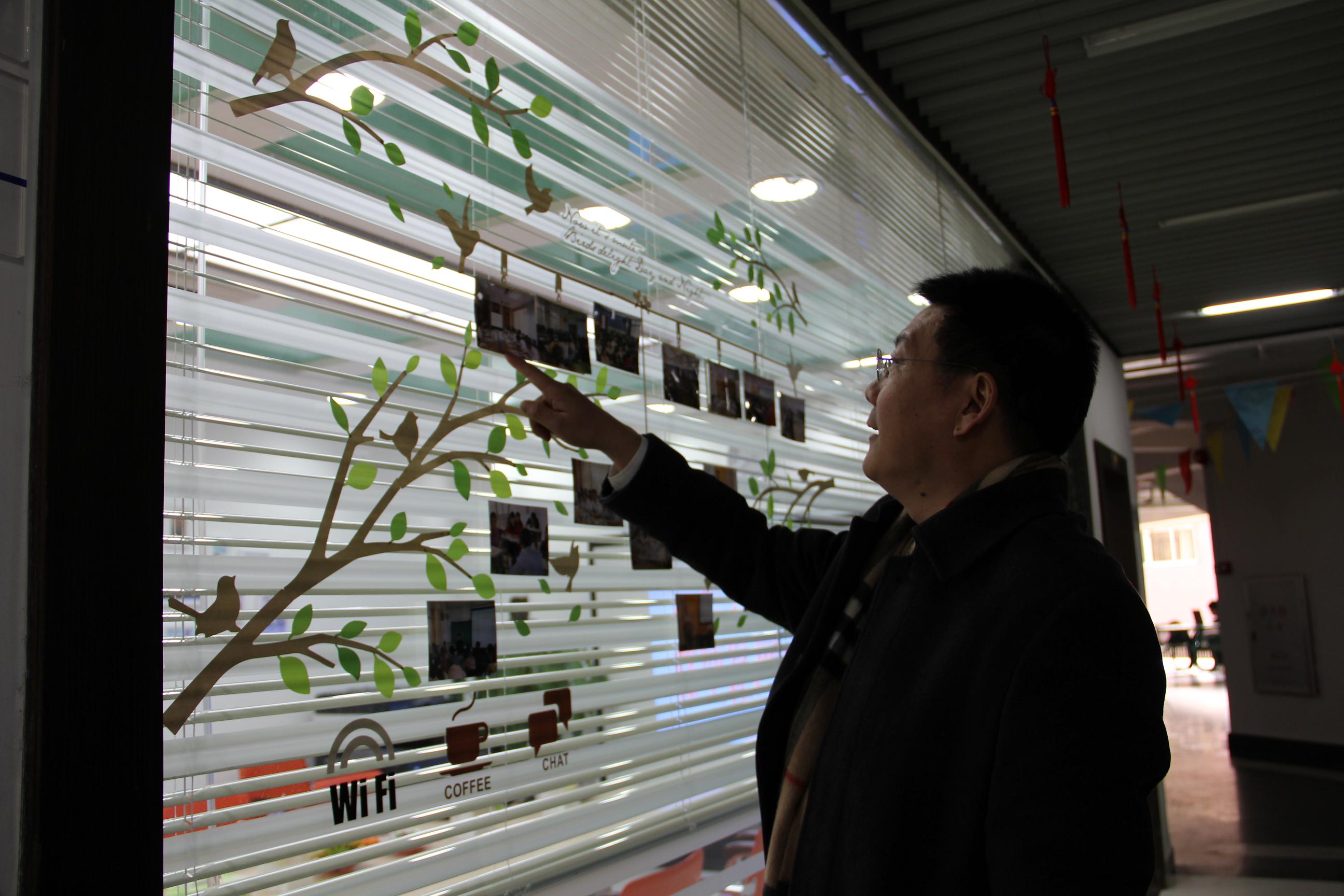 仲伟合兴致勃勃观看图片展示 仲伟合兴致勃勃观看图片展示