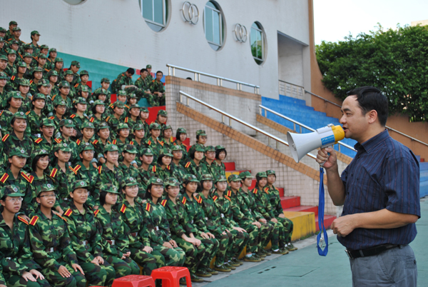 学院领导慰问新生