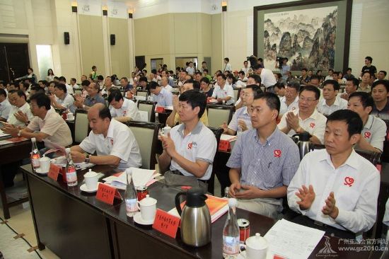 图为我校党委隋广军书记(右二)和许国彬副书记(右一)的与会现场