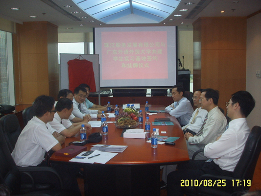 双方热烈探讨如何培养高素质学生