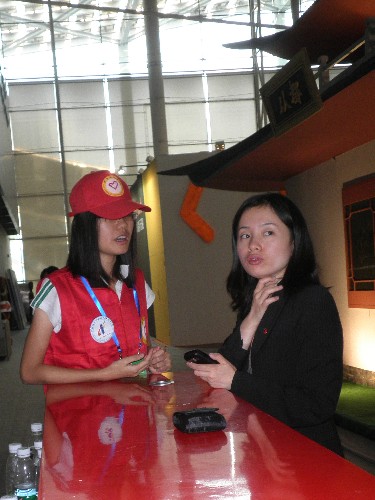 志愿者为参展商“指点迷津”