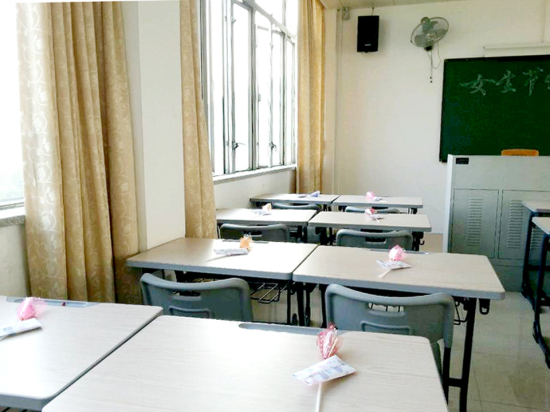 一大早,教室里就摆放好了女生节的礼物(图/刘映晖) 一大早,教室里就摆放好了女生节的礼物(图/刘映晖)