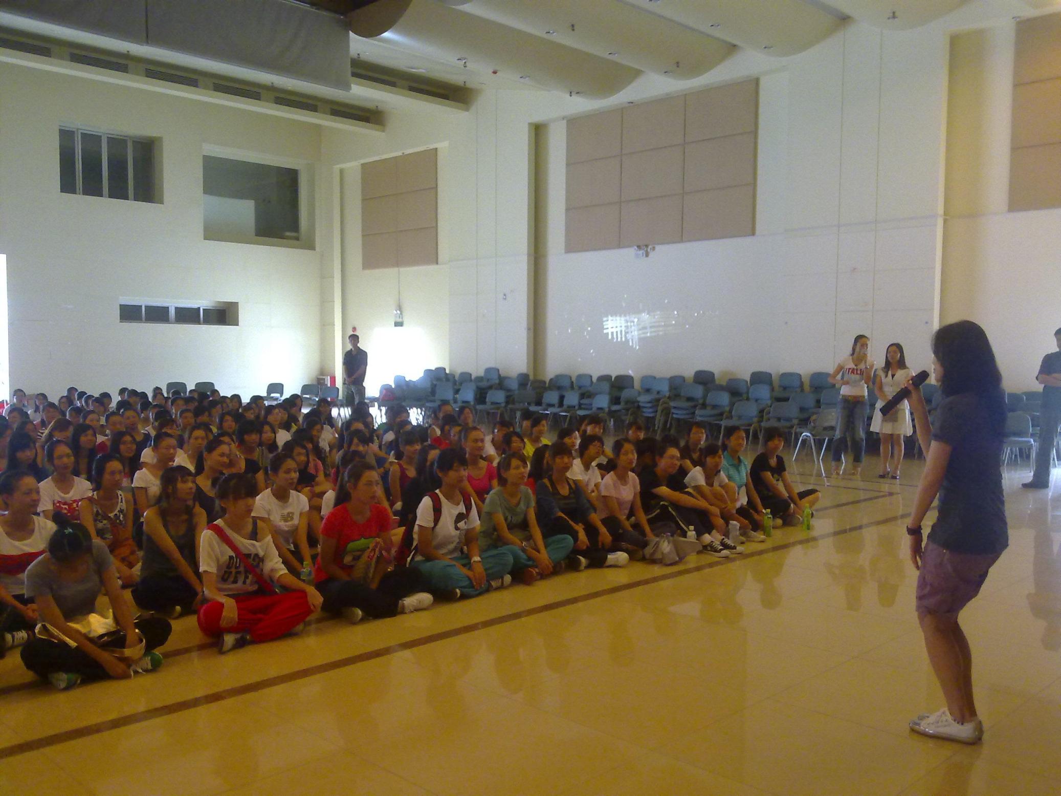 顾导演为演员讲解节目内容