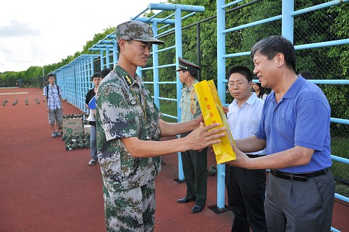刘祎向教官派发慰问品