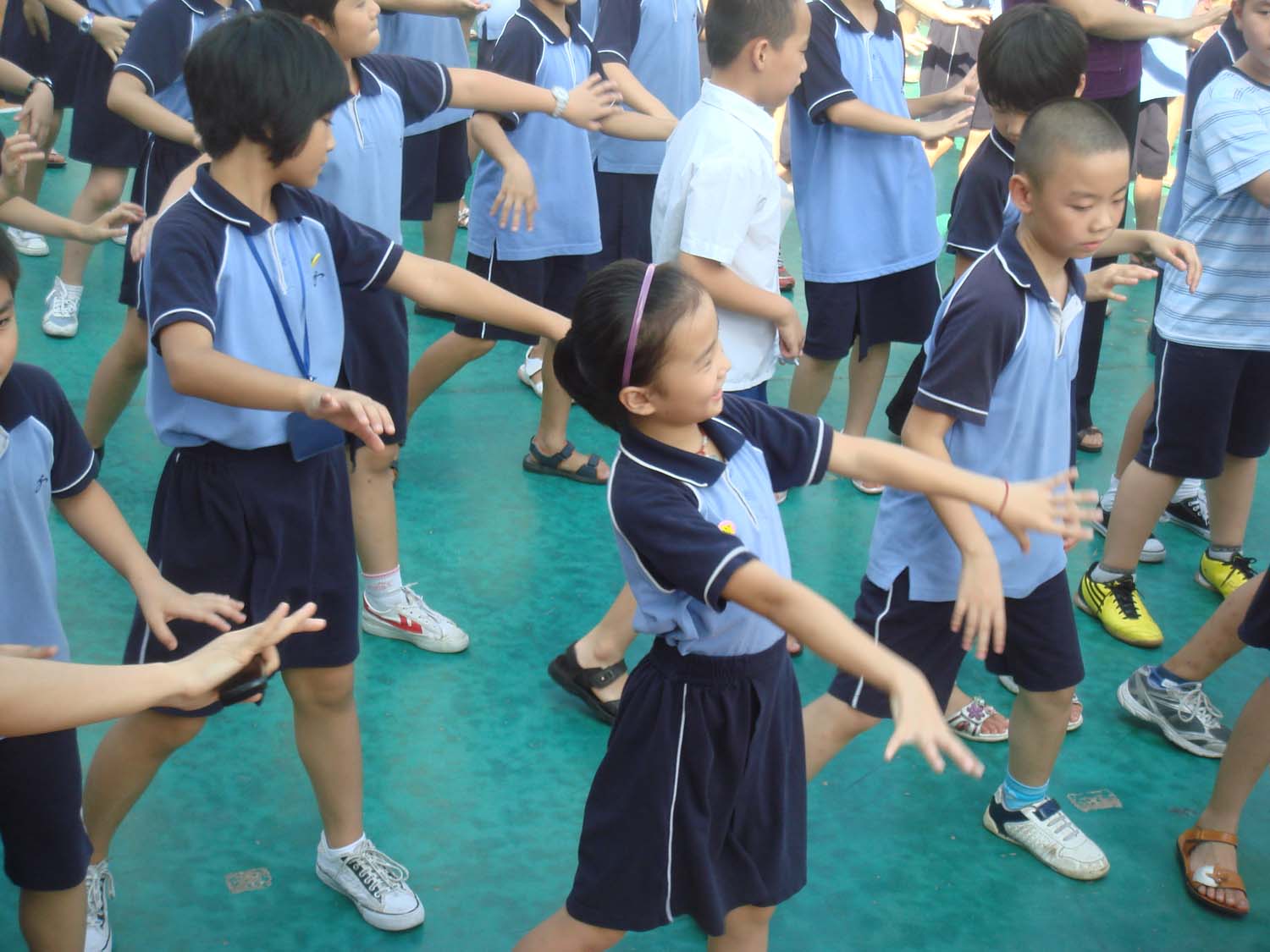 孩子们欢快跳舞