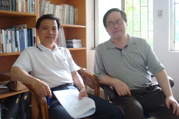 王初明(左)和郑超(右)合影