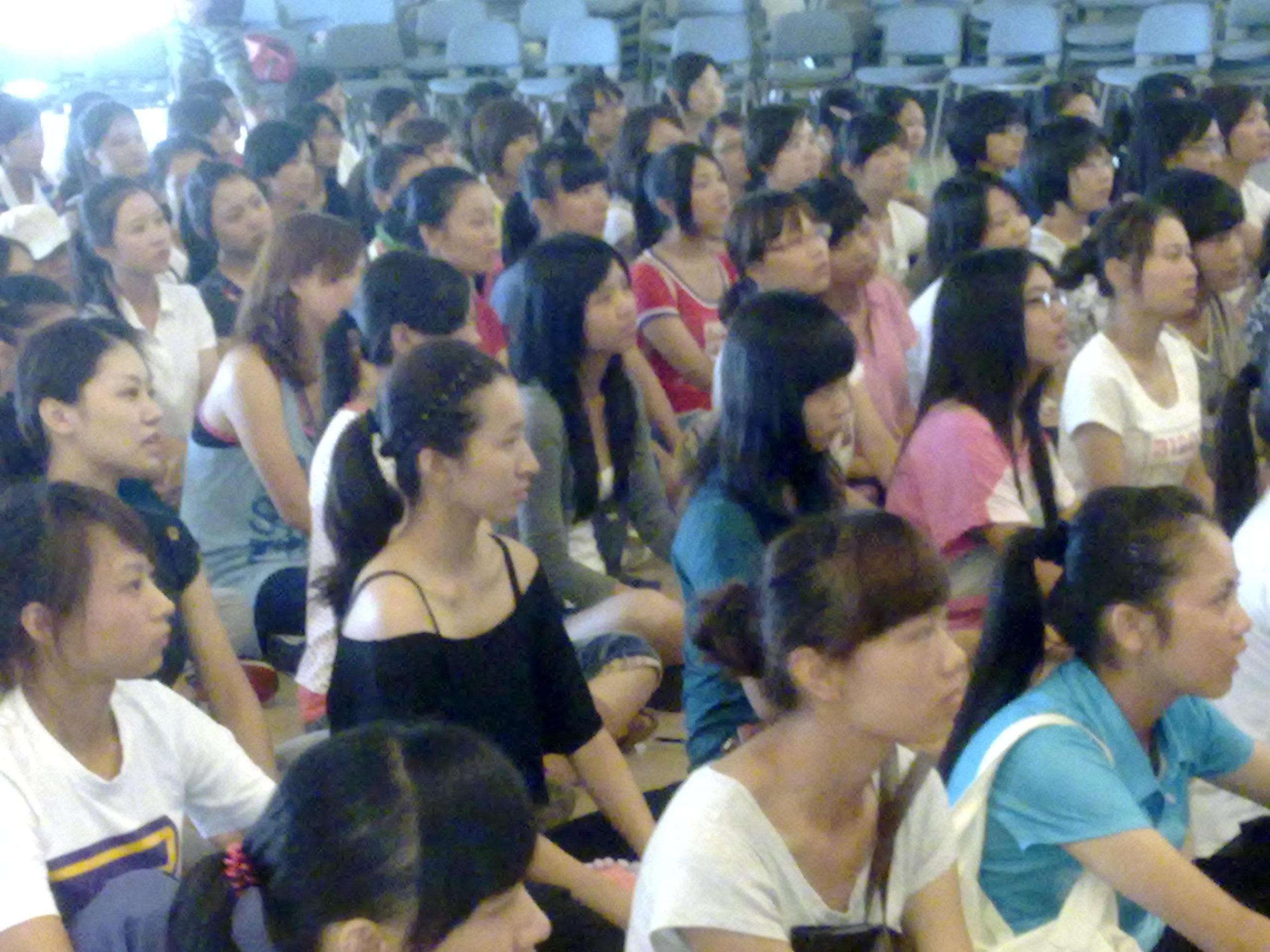 培训会上认真听讲的志愿者