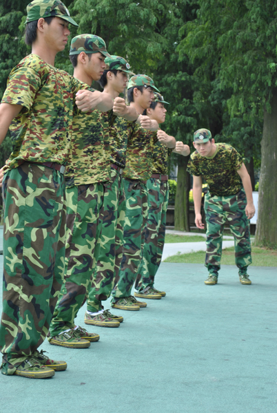 用认真训练来回报教官的辛勤和领导的关怀