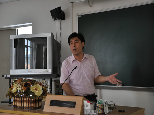 汤胜老师发表精彩演讲