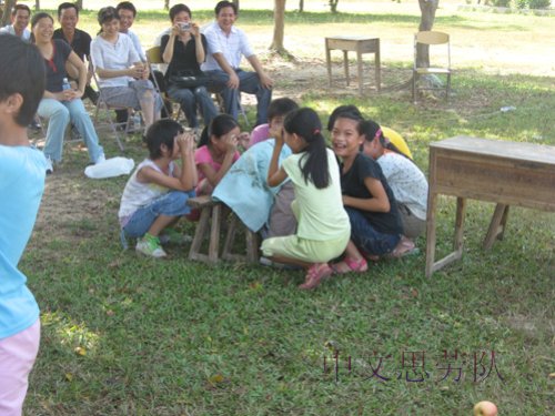 白雪公主被毒害了,小矮人们亦哭亦笑