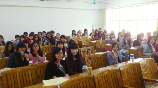 女生们手持节日的鲜花(图/范江涛) 女生们手持节日的鲜花(图/范江涛)
