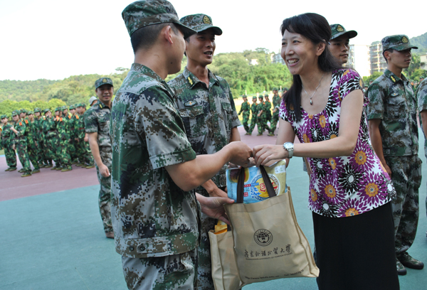 学院领导为教官送上礼物