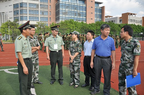 管理学院领导看望大一新生(右二刘祎,右三董俊武,右四朱珍葶,左三周知,左一邹春权)