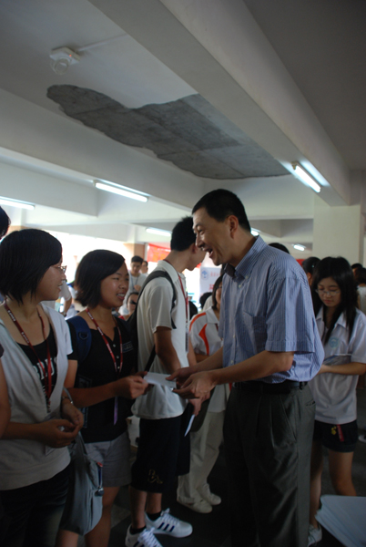 隋广军校长巡视新生报到现场