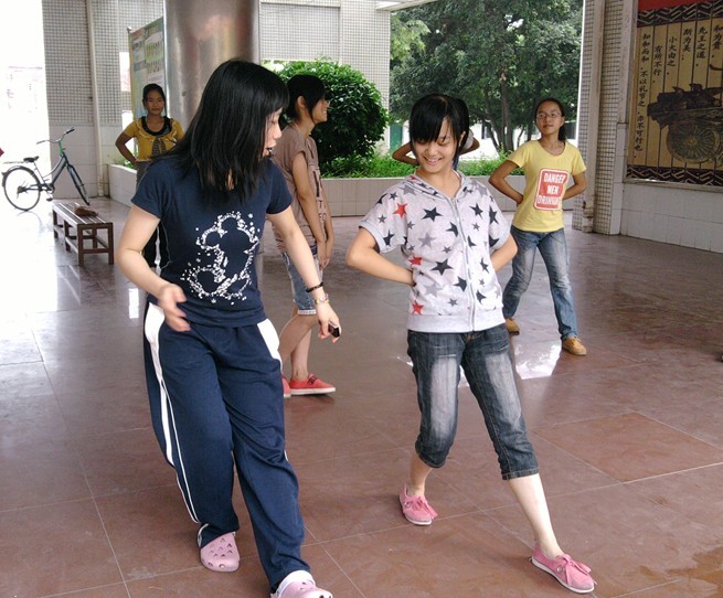 队员魏敏耐心纠正同学动作 队员魏敏耐心纠正同学动作