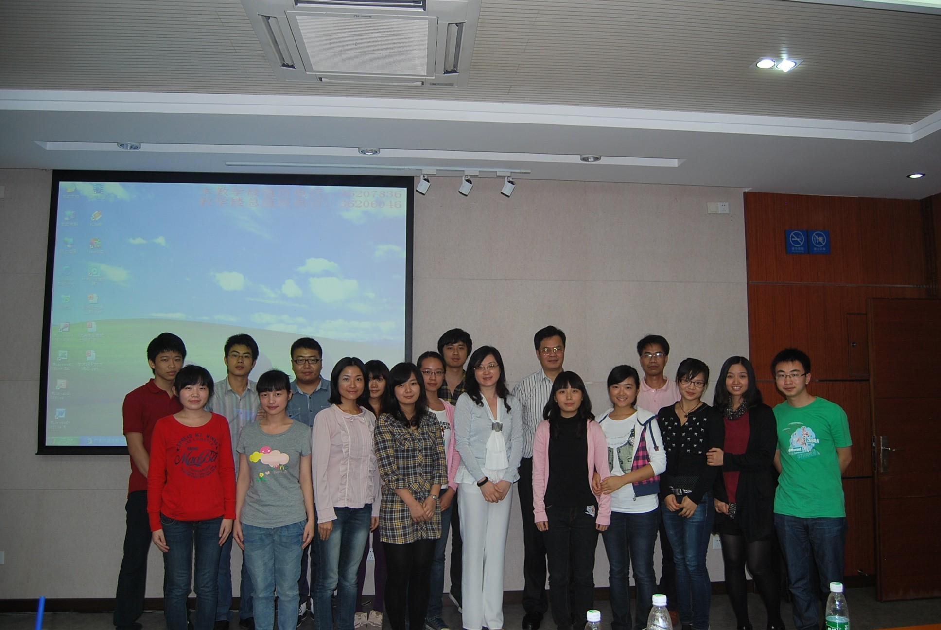 部分与会师生合影留念 部分与会师生合影留念