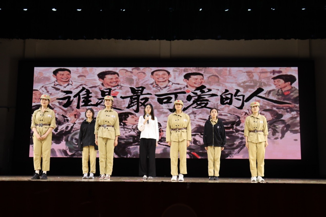 乘风破浪队表演《谁是最可爱的人》.jpg