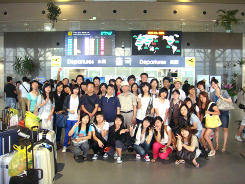 中日韩三国师生在釜山机场依依惜别