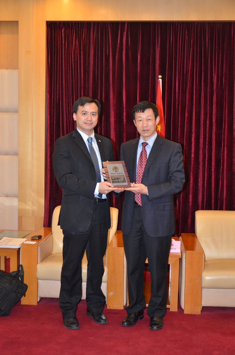 许国彬副书记向罗国锋先生赠送纪念品 许国彬副书记向罗国锋先生赠送纪念品