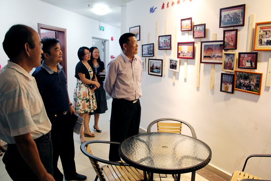 仲伟合校长参观英文学院教学楼 仲伟合校长参观英文学院教学楼