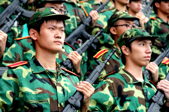训练场上,抬头挺胸,双目平视太阳升起的地方 训练场上,抬头挺胸,双目平视太阳升起的地方