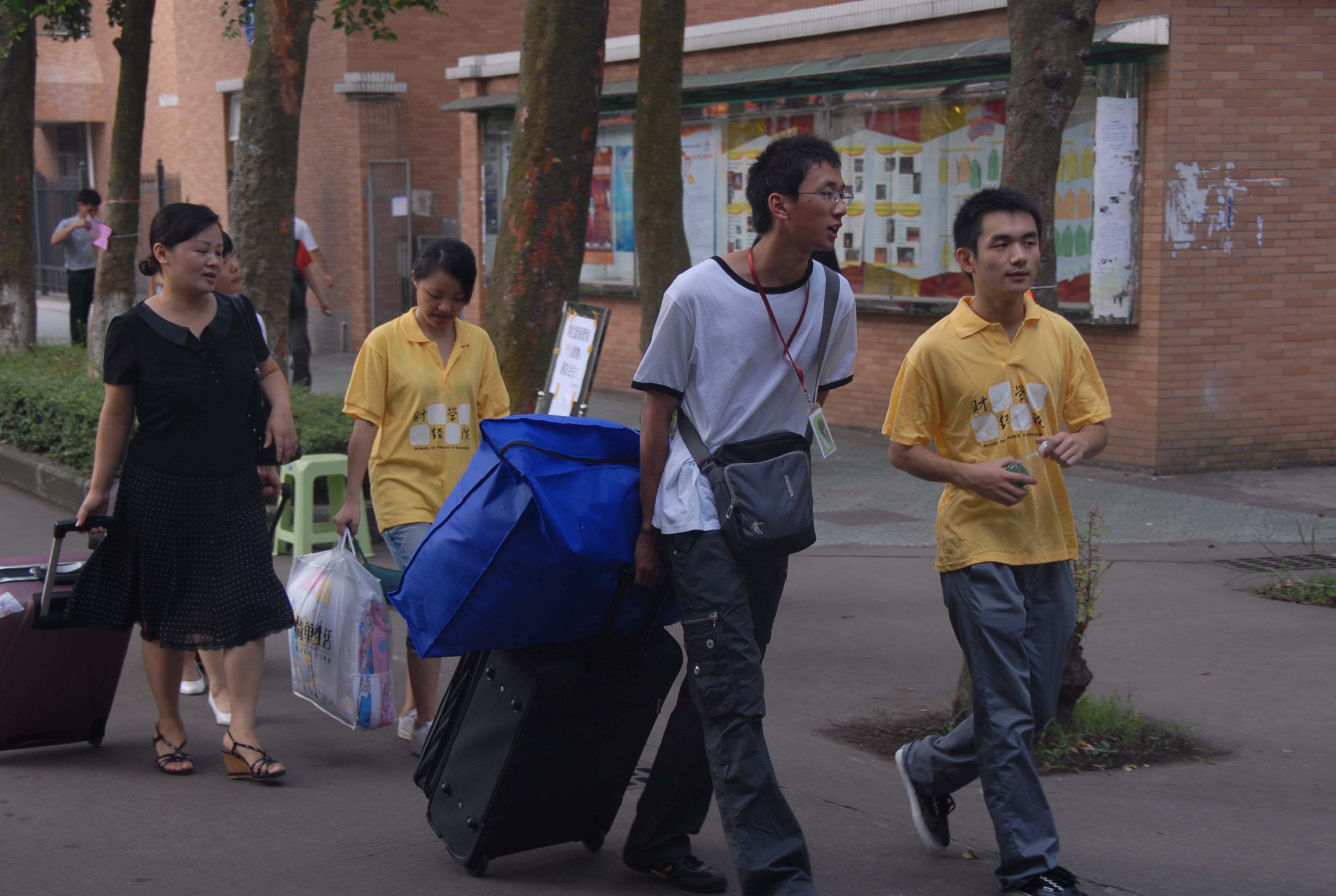 志愿者们热情地为新生服务