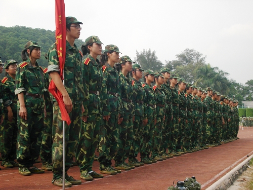 军训接近尾声,新生们的军姿也越发标准