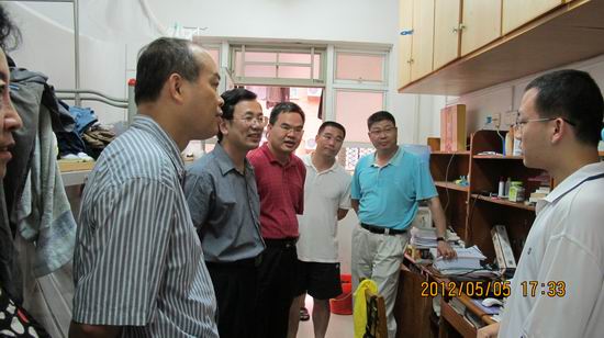 学校领导慰问学生 学校领导慰问学生