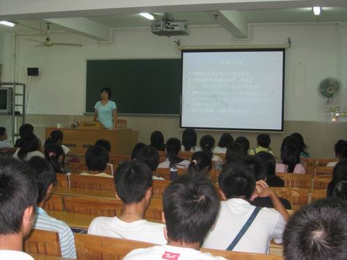 专业教师在做专业介绍