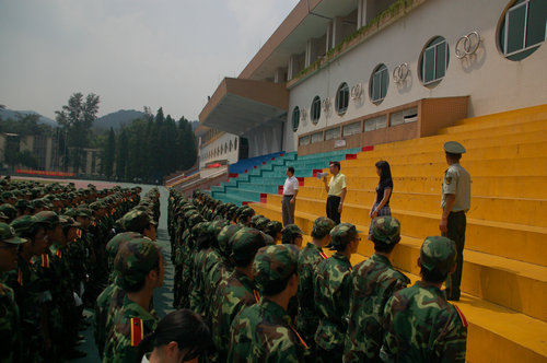 英文学院领导慰问军训教官与新生