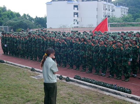谭秋云老师带领大家向教官致谢