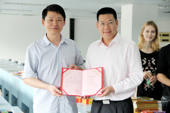 仲伟合校长代表学校颁发赠书证书 仲伟合校长代表学校颁发赠书证书